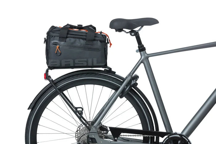 Cykelväska BASIL Miles Tarpaulin 8L, svart-orange