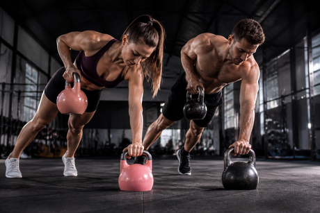 Tävlings-kettlebells vs. Gjutjärn: Välj Rätt Utrustning för Din Uthållighetsträning