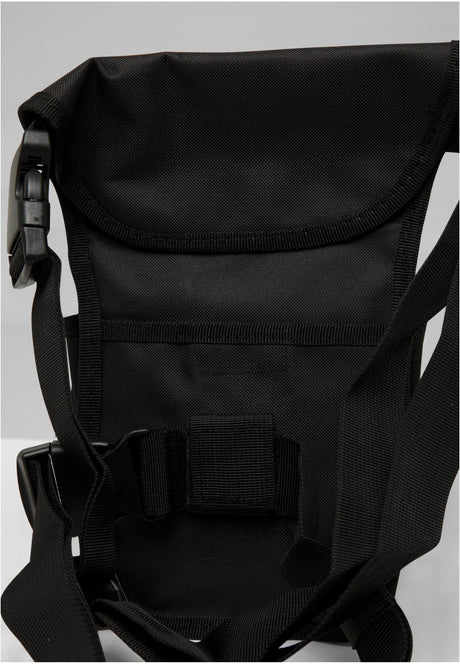 Närbild på den svarta B Security Sidekick Bag som visar väskans robusta material, remmar och spännen.