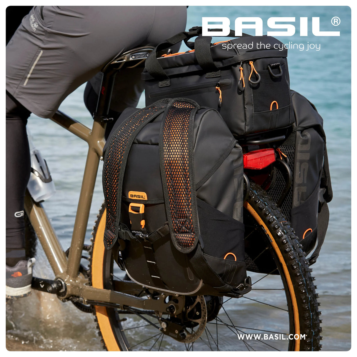Cykelväska BASIL Miles Tarpaulin 8L, svart-orange
