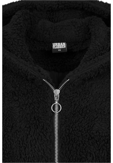 Närbild på kragen av den svarta UC Sherpa Jacket, som visar det fluffiga tyget, dragkedjan och Urban Classics-etiketten.